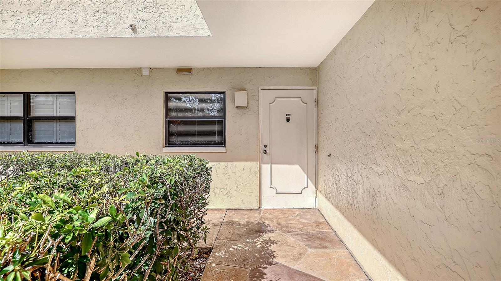 Image 7 of 79 For 8773 Midnight Pass Road 102g