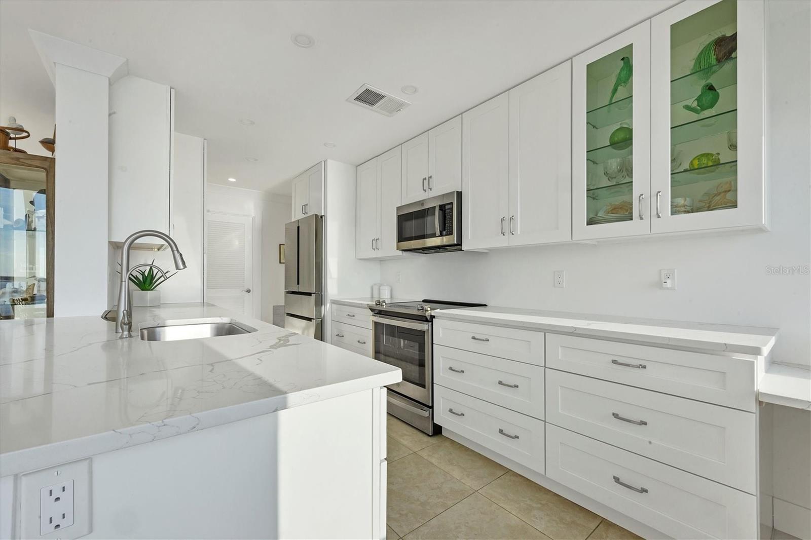 Image 17 of 40 For 350 Golden Gate Point 62