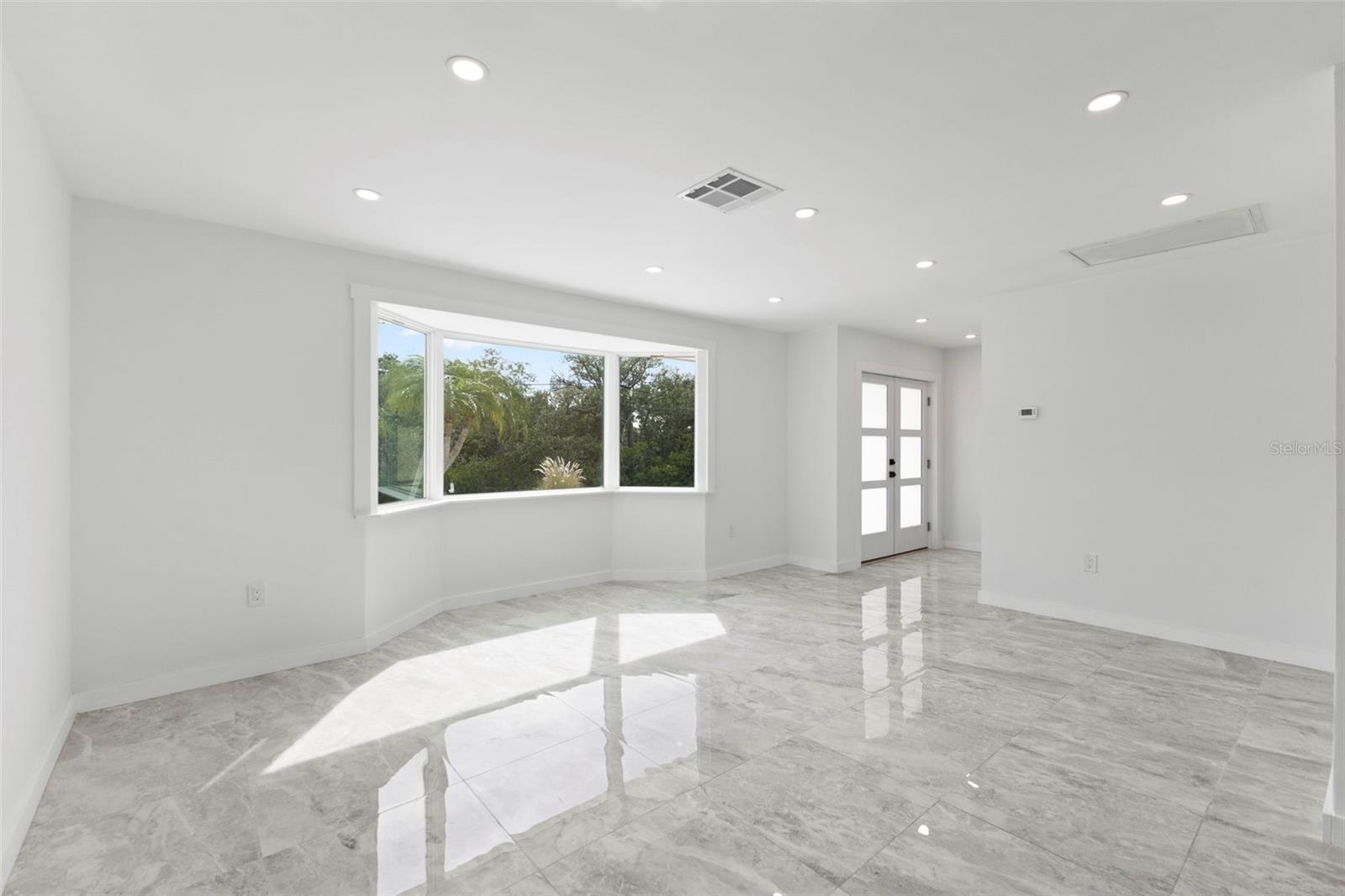 Listing photo id 22 for 910 Bayshore Drive