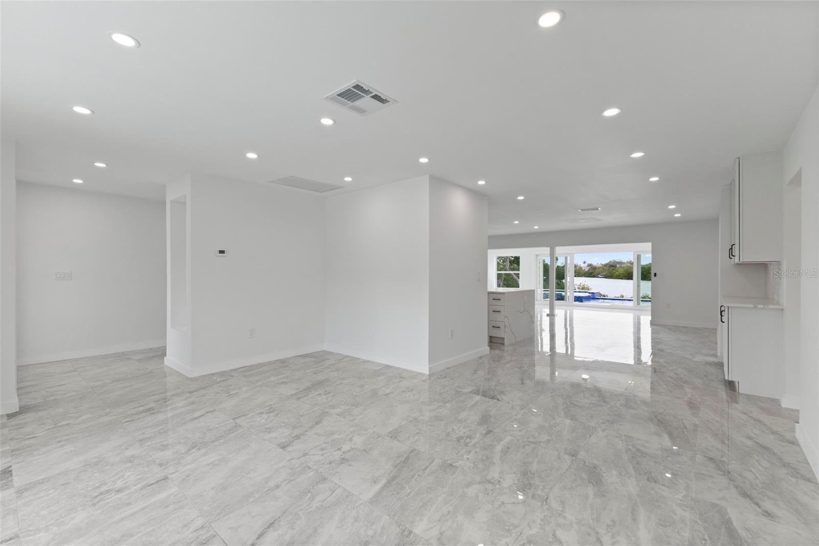Listing photo id 23 for 910 Bayshore Drive