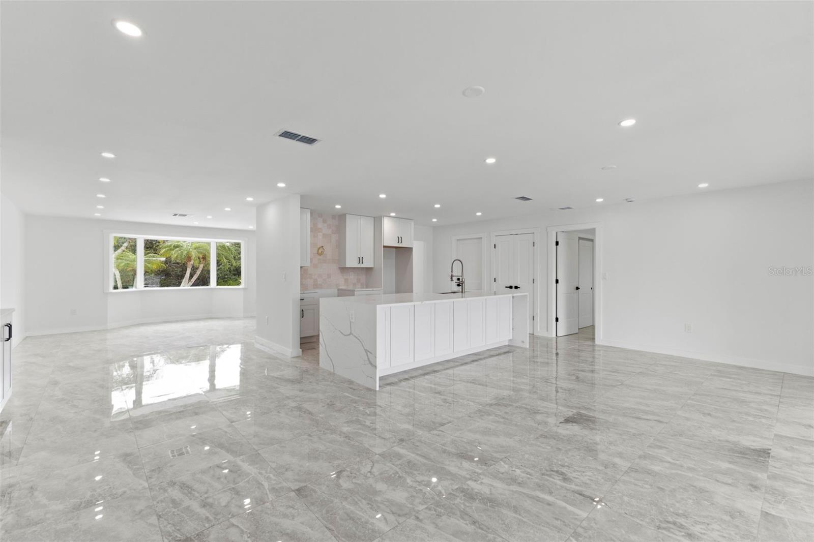 Listing photo id 24 for 910 Bayshore Drive