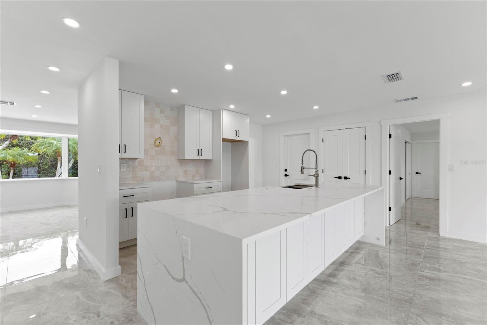 Listing photo id 25 for 910 Bayshore Drive