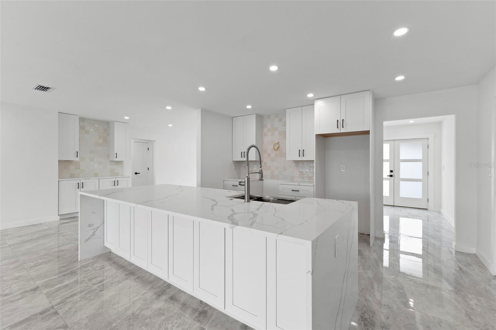 Listing photo id 26 for 910 Bayshore Drive