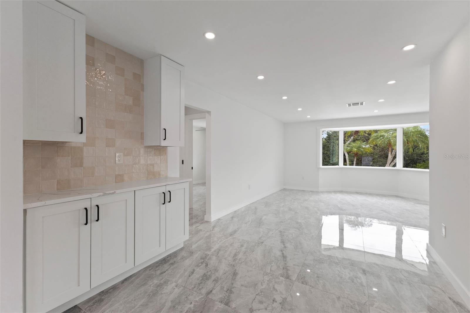 Listing photo id 27 for 910 Bayshore Drive