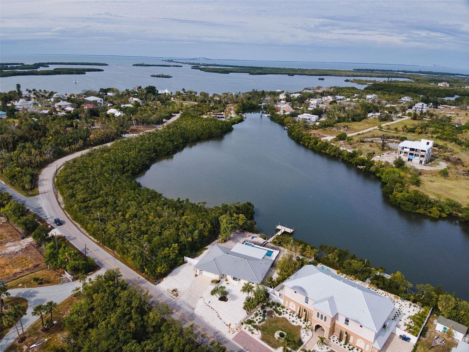 Listing photo id 1 for 910 Bayshore Drive