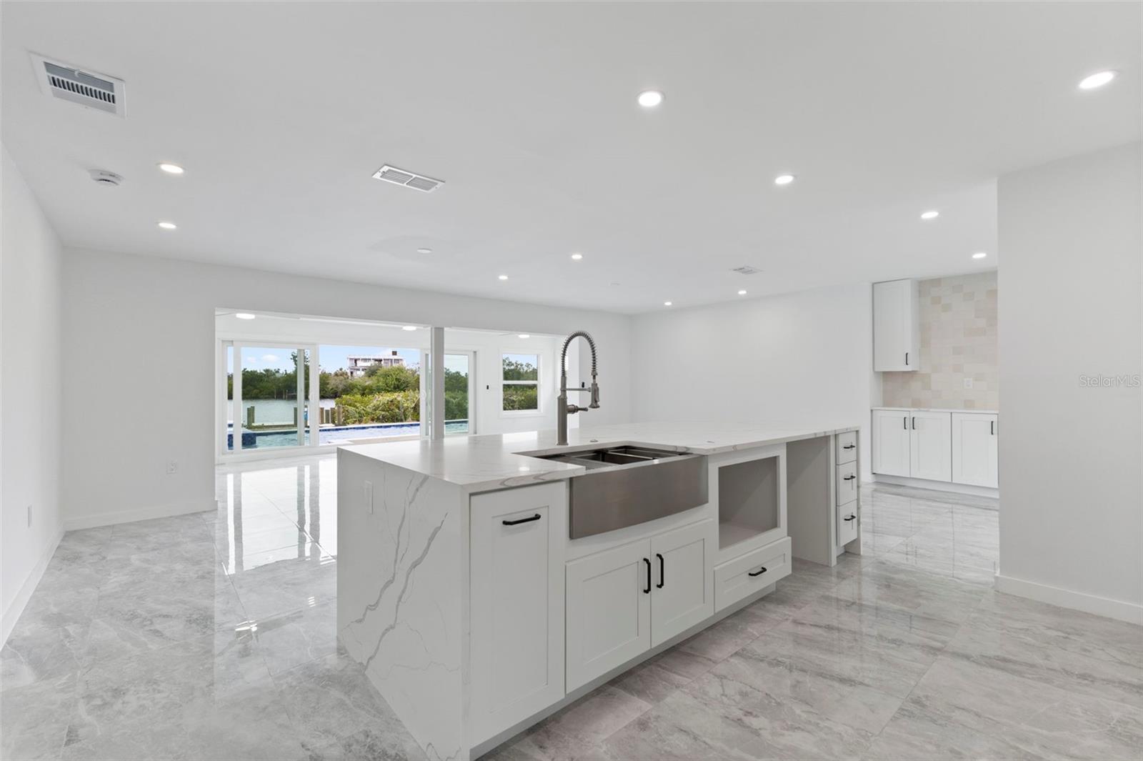 Listing photo id 28 for 910 Bayshore Drive