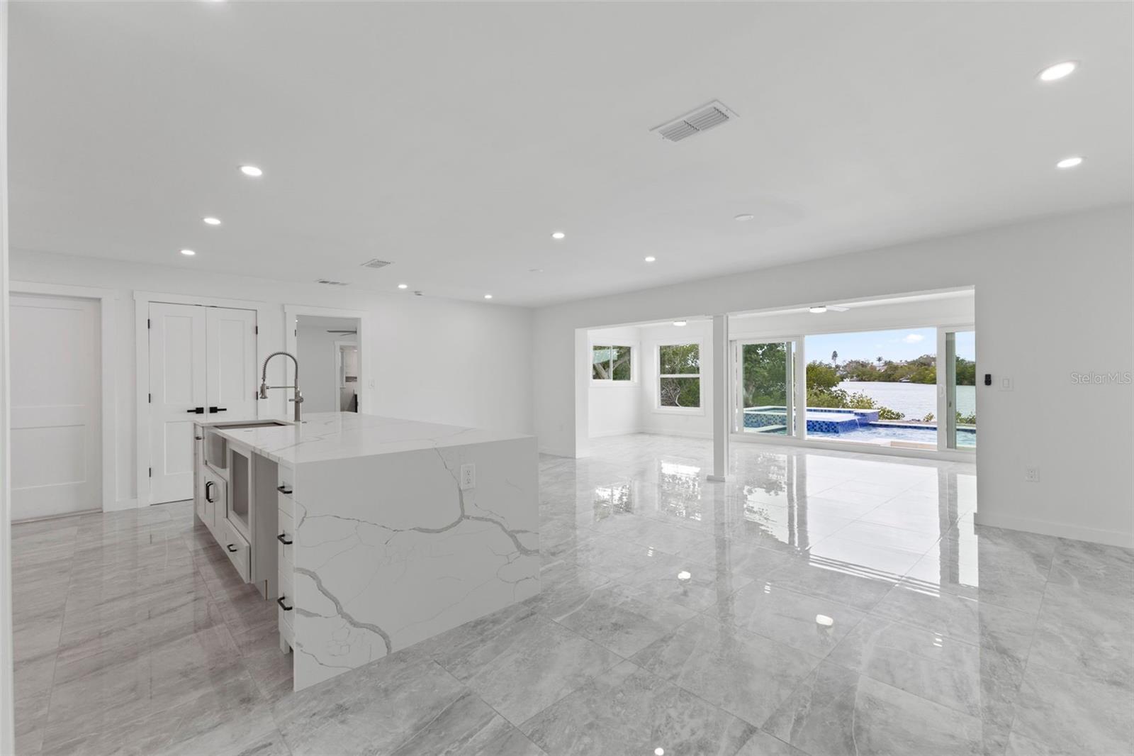 Listing photo id 29 for 910 Bayshore Drive