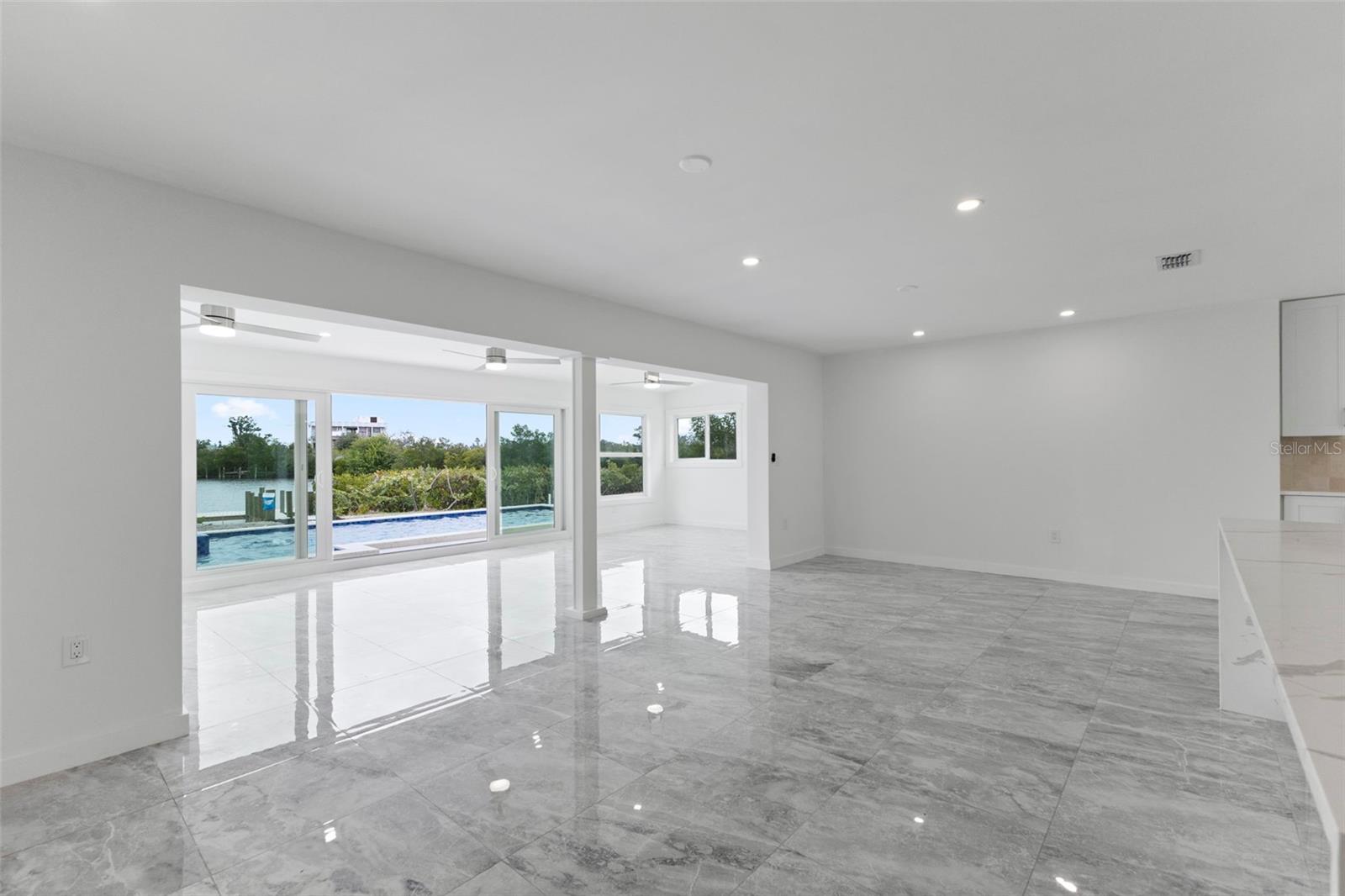 Listing photo id 30 for 910 Bayshore Drive