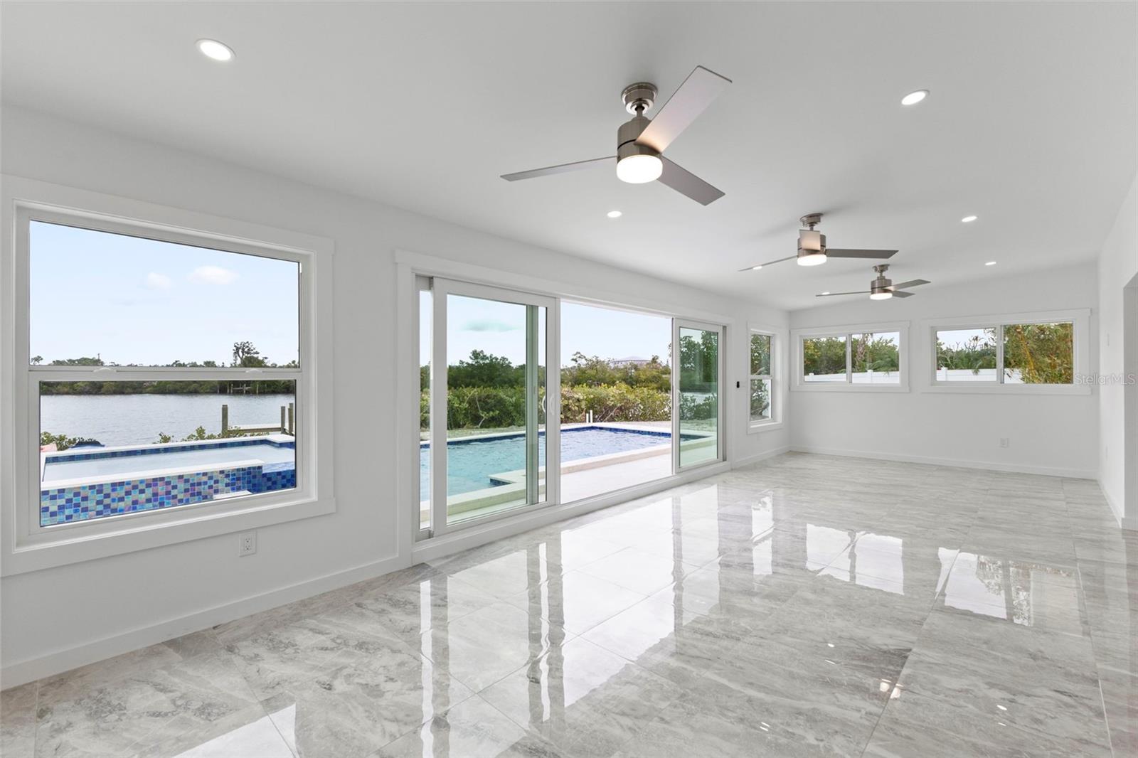 Listing photo id 31 for 910 Bayshore Drive