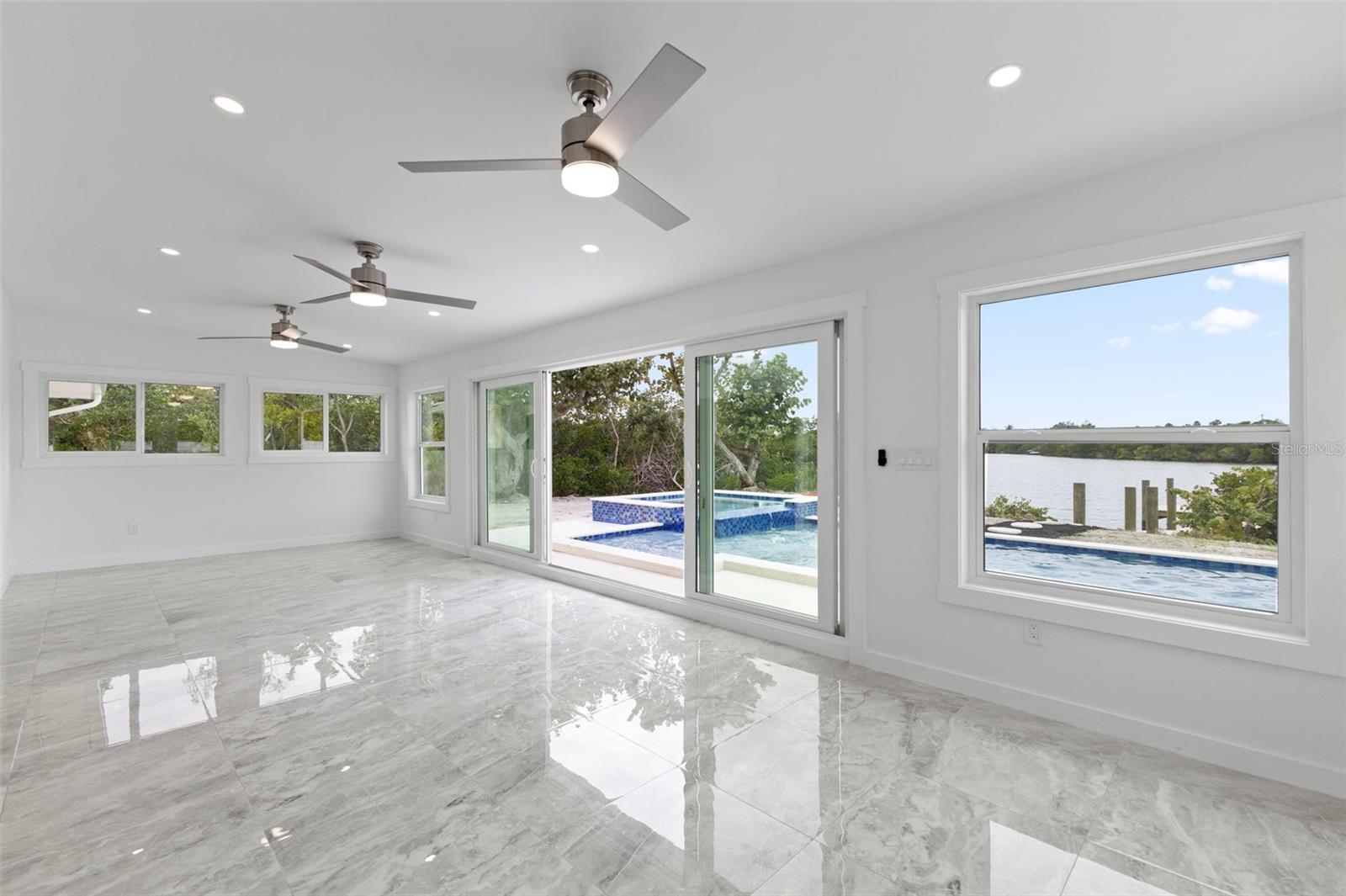 Listing photo id 32 for 910 Bayshore Drive