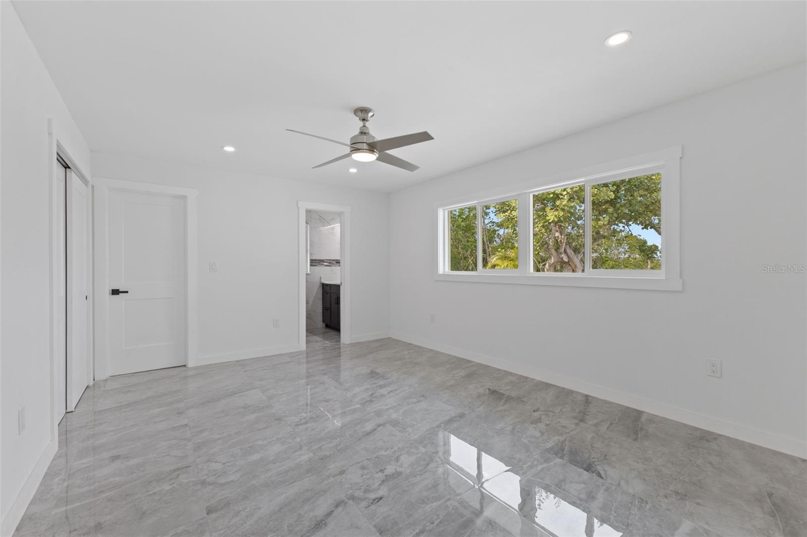 Listing photo id 33 for 910 Bayshore Drive