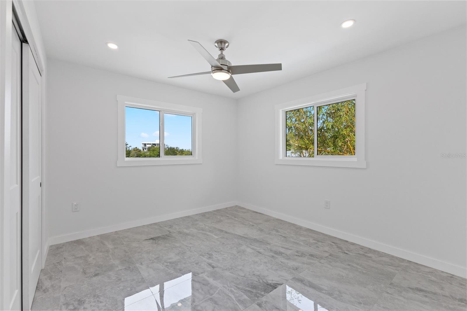 Listing photo id 37 for 910 Bayshore Drive