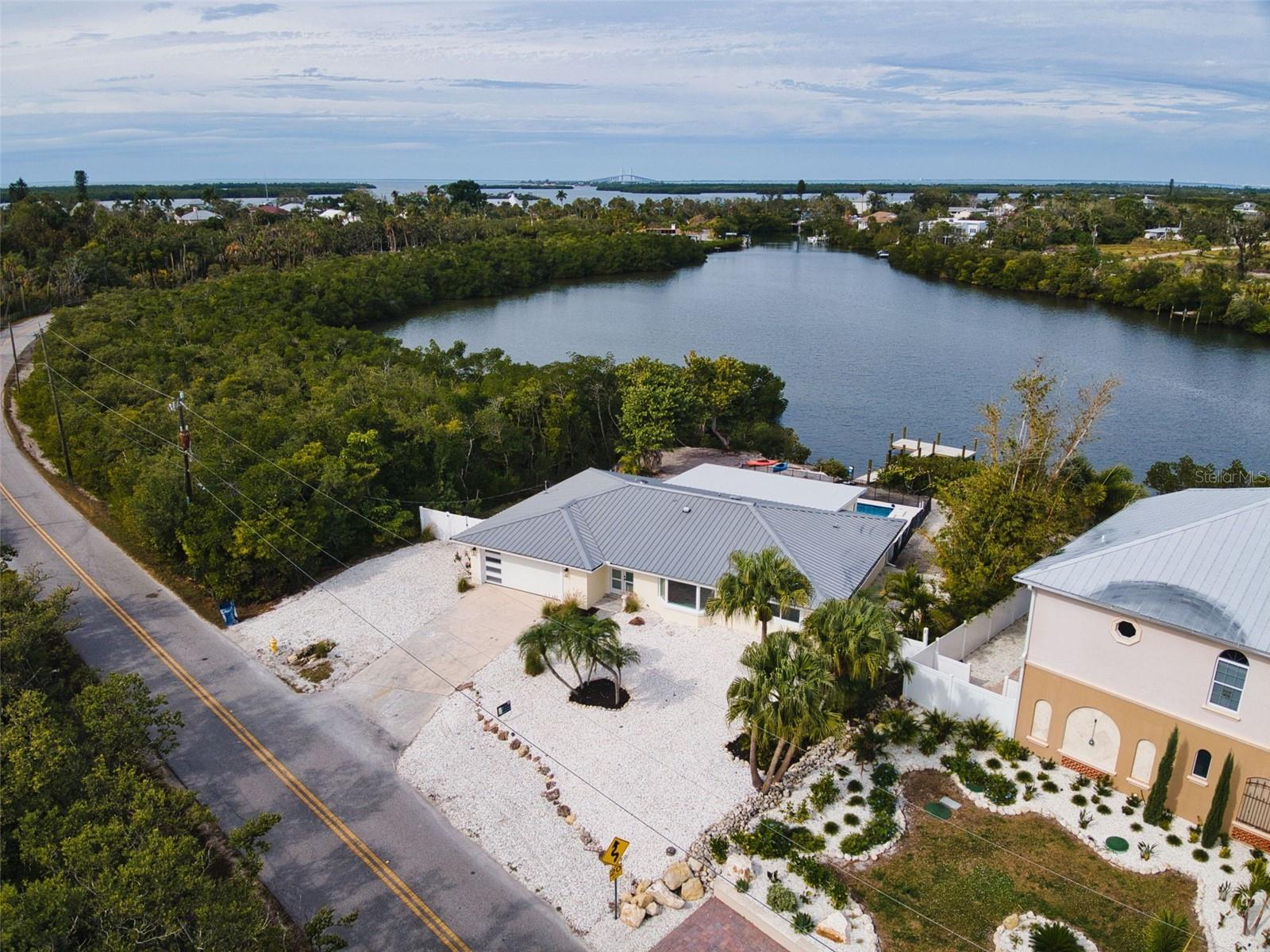 Listing photo id 2 for 910 Bayshore Drive