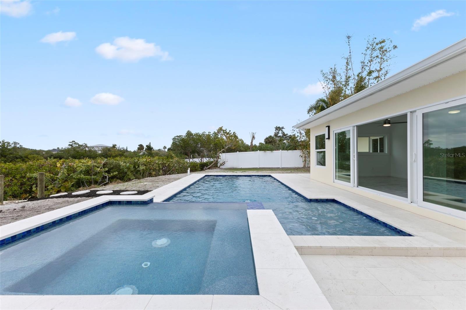 Listing photo id 43 for 910 Bayshore Drive