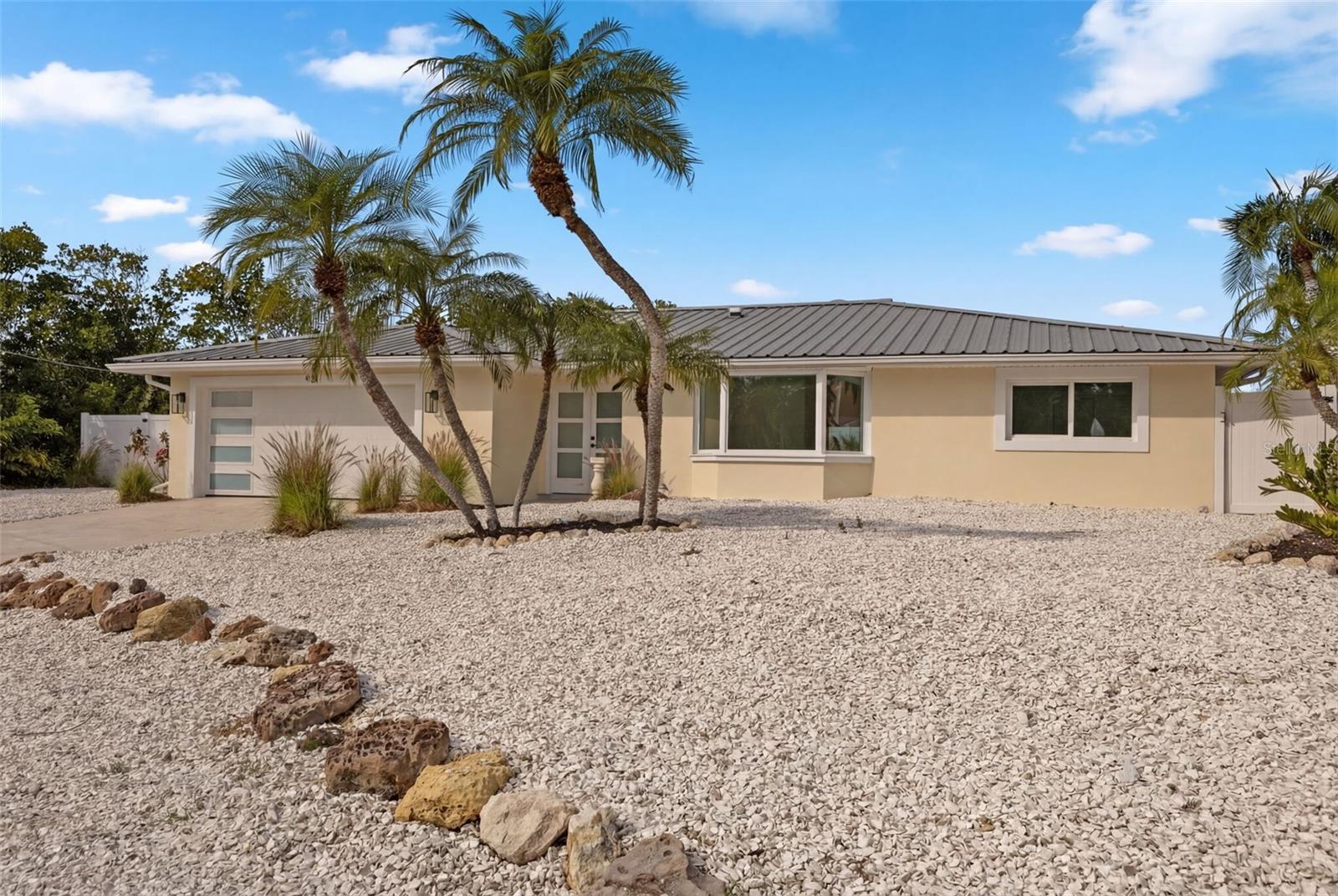 Listing photo id 3 for 910 Bayshore Drive