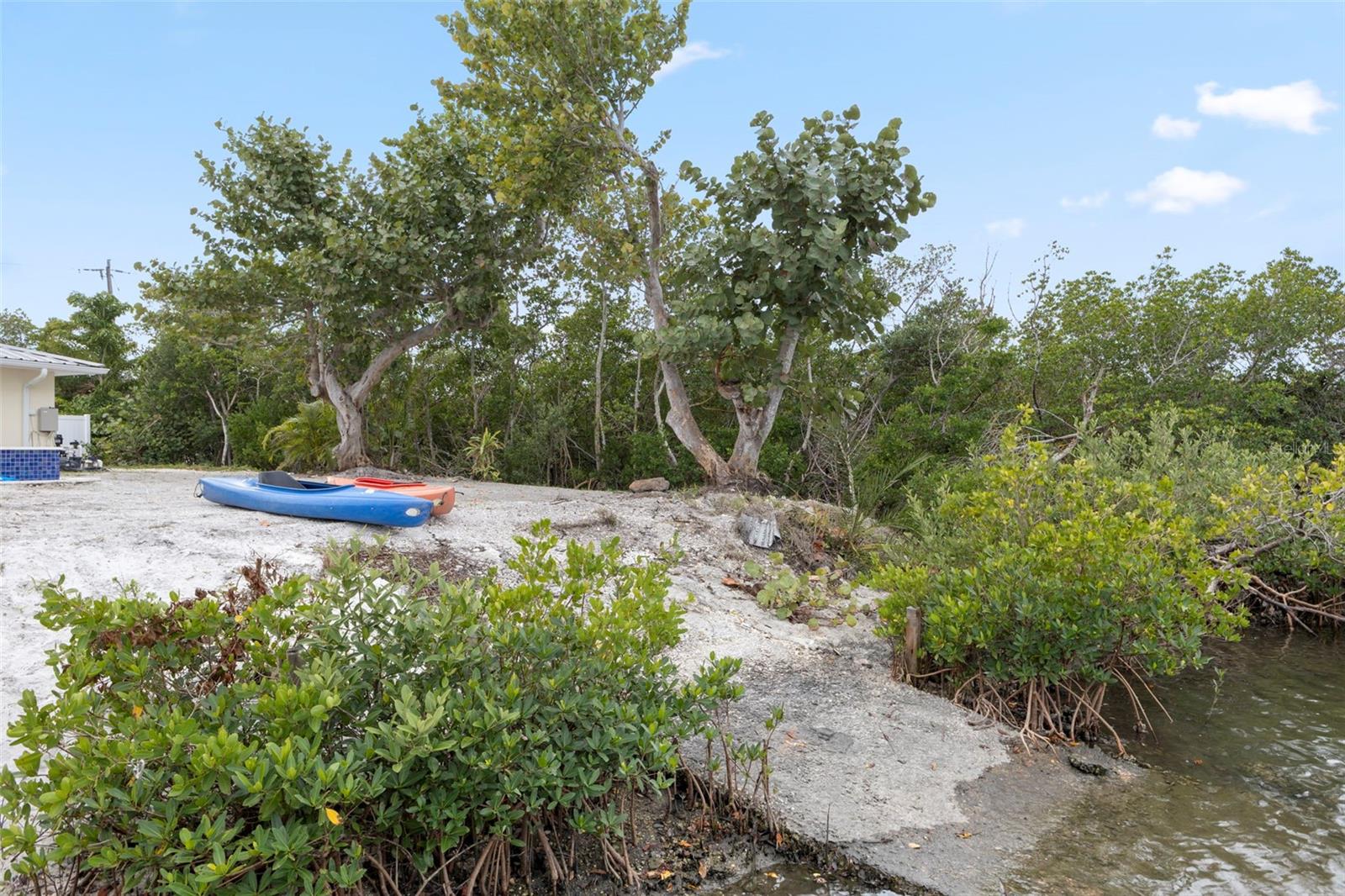 Listing photo id 48 for 910 Bayshore Drive