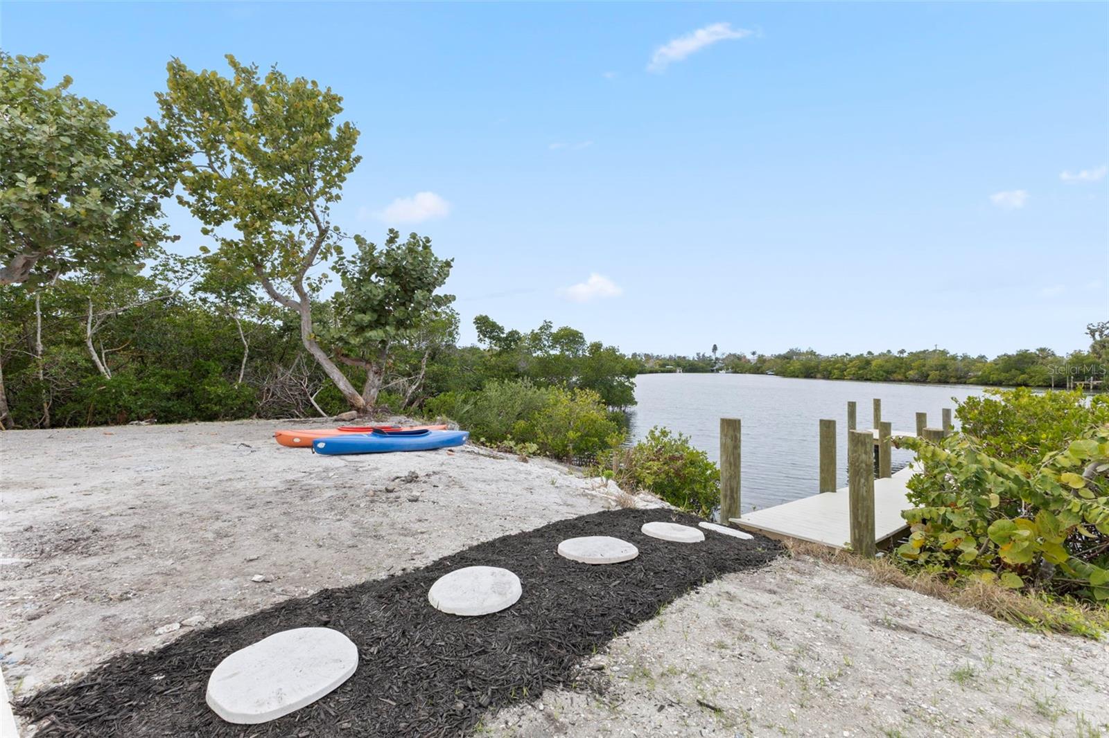 Listing photo id 49 for 910 Bayshore Drive