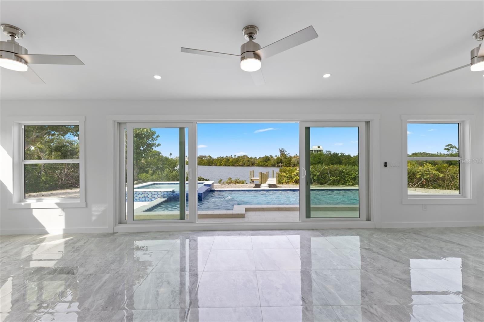 Listing photo id 5 for 910 Bayshore Drive