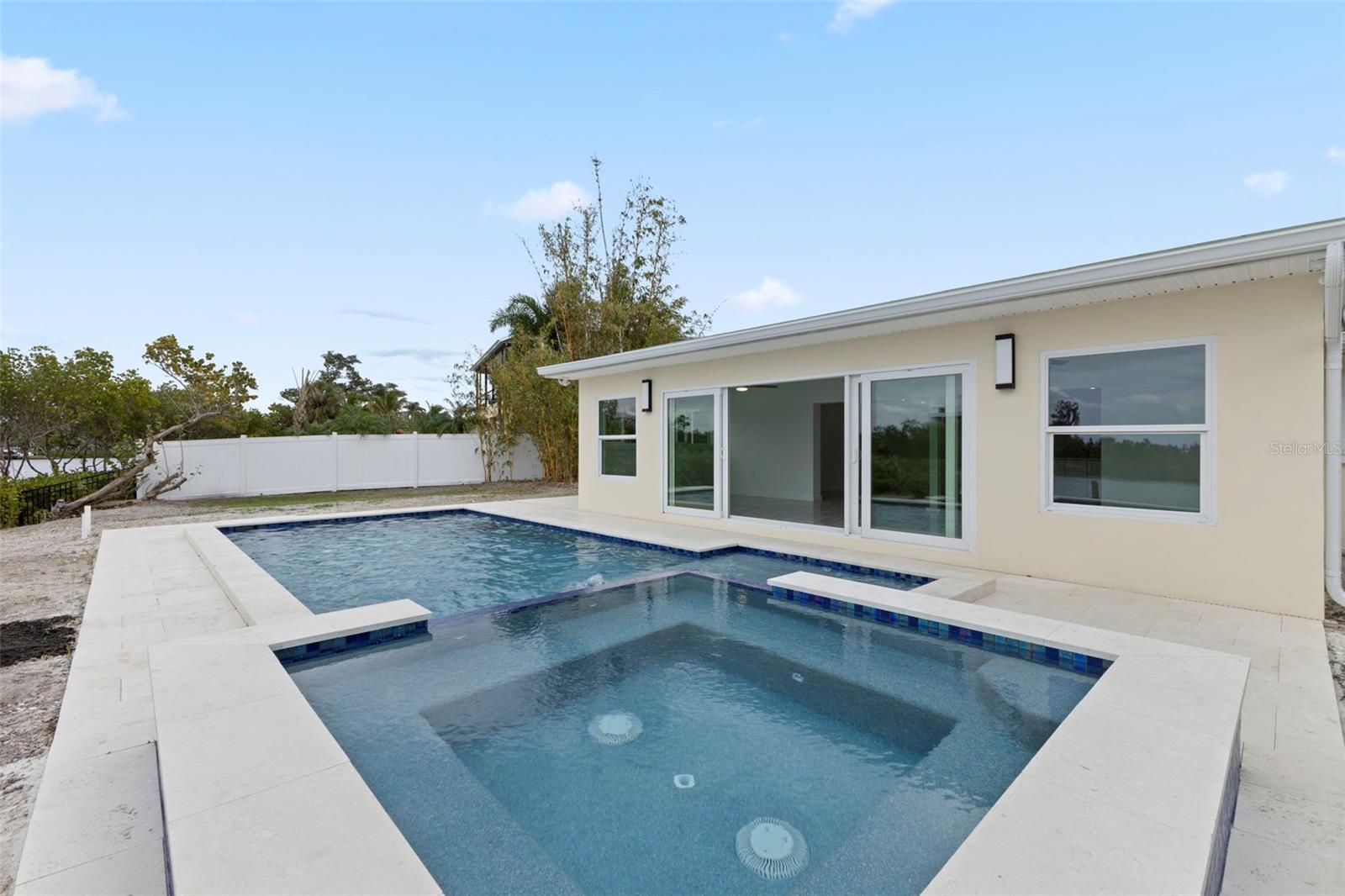 Listing photo id 6 for 910 Bayshore Drive