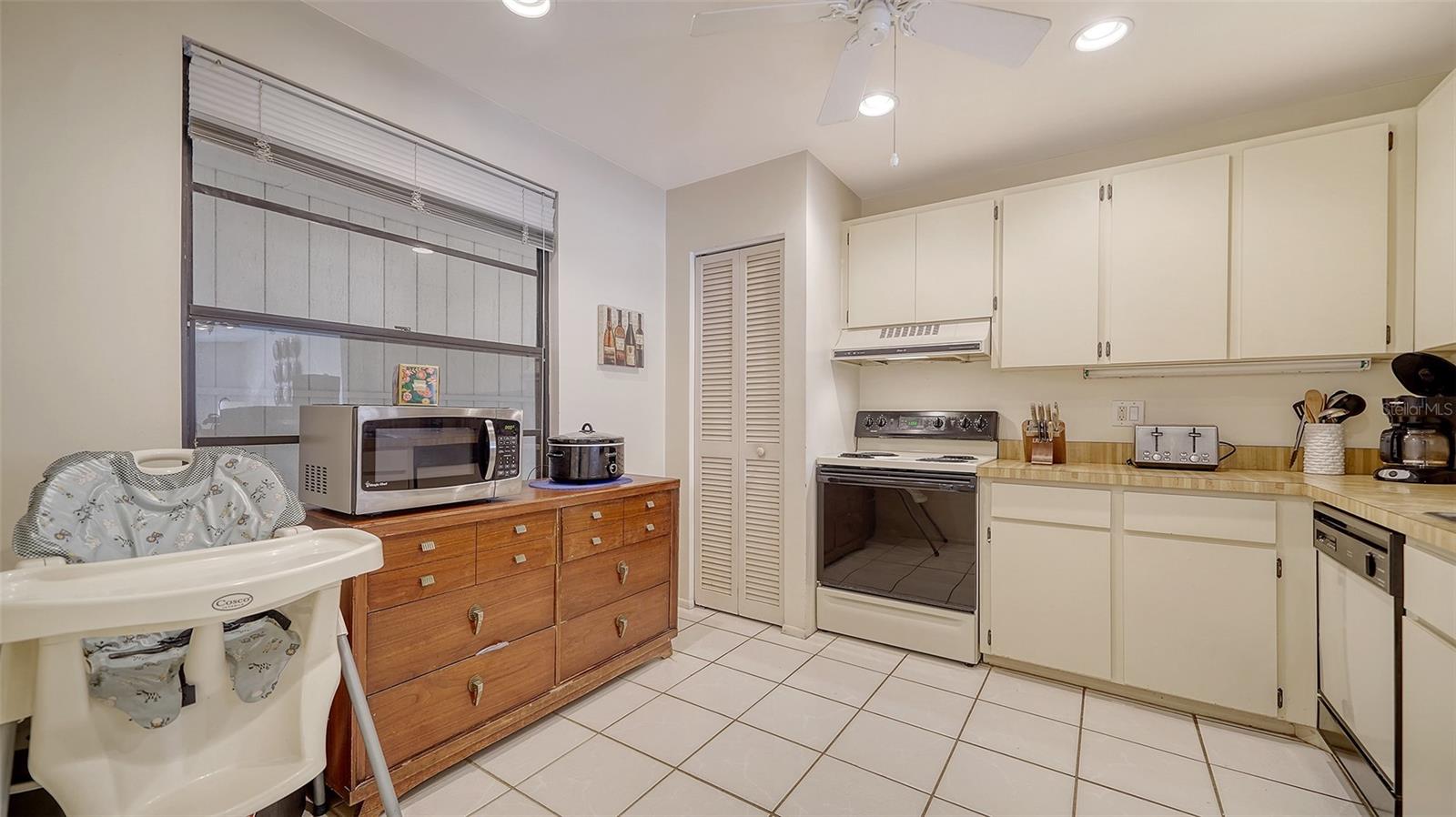 Image 17 of 58 For 9034 Midnight Pass Road 6