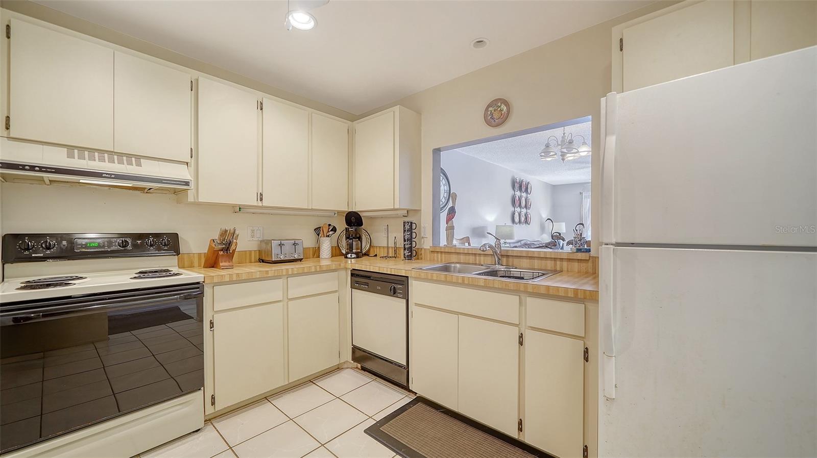 Image 19 of 58 For 9034 Midnight Pass Road 6