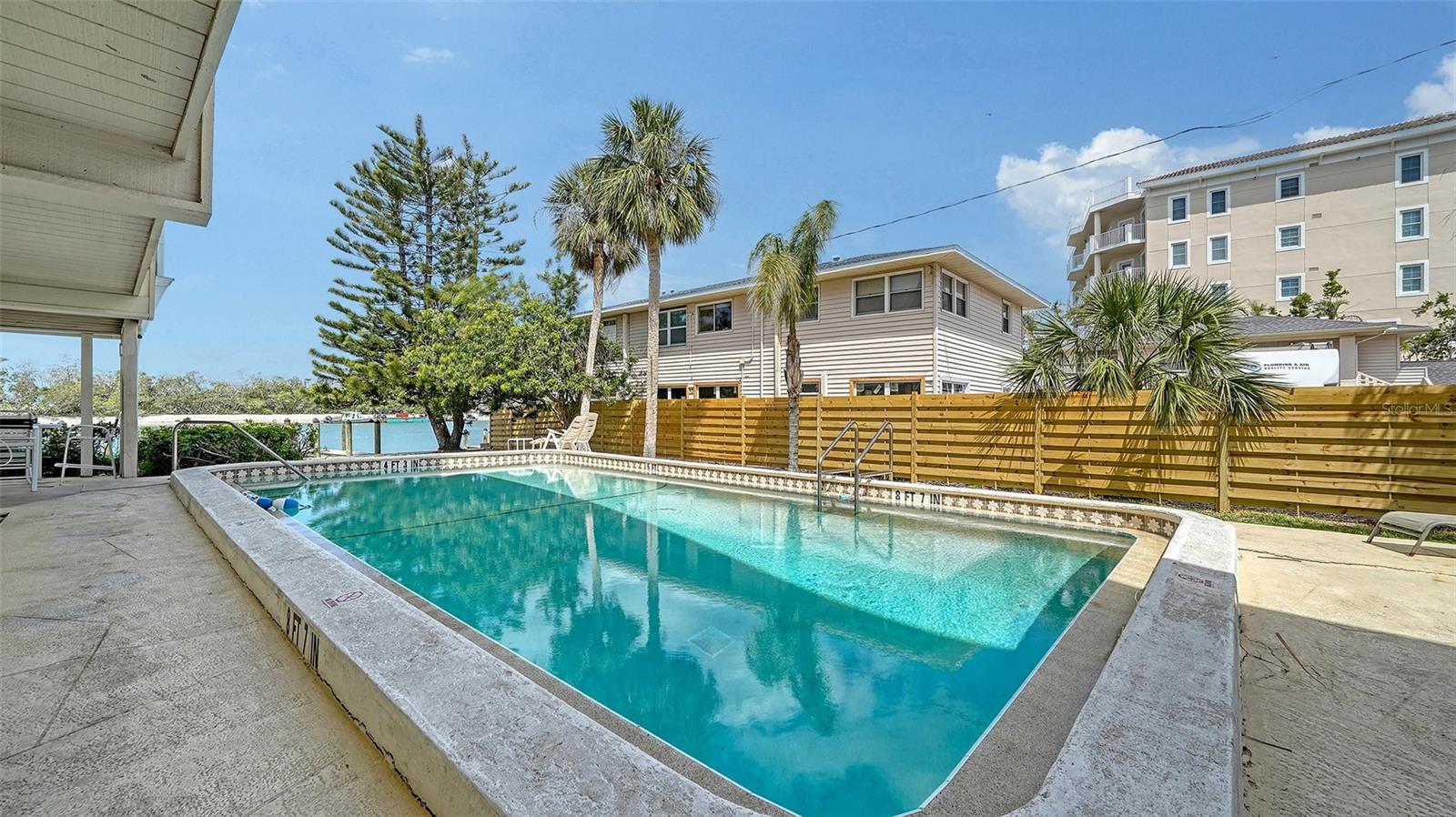 Image 32 of 58 For 9034 Midnight Pass Road 6