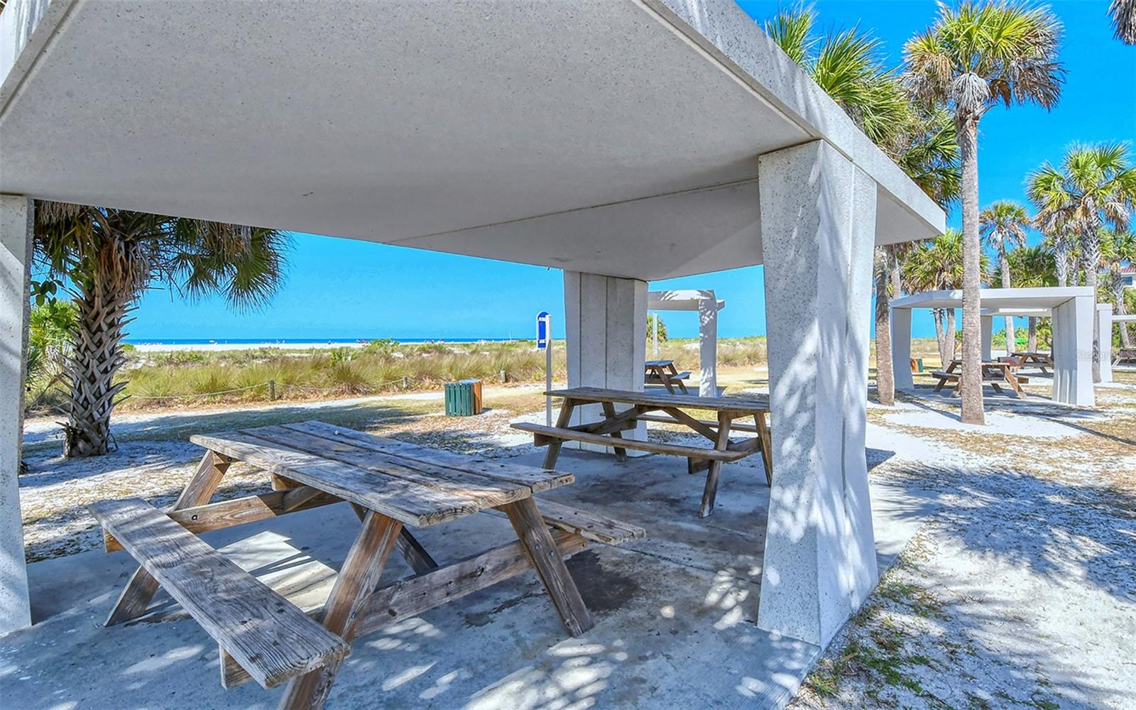 Image 39 of 58 For 9034 Midnight Pass Road 6