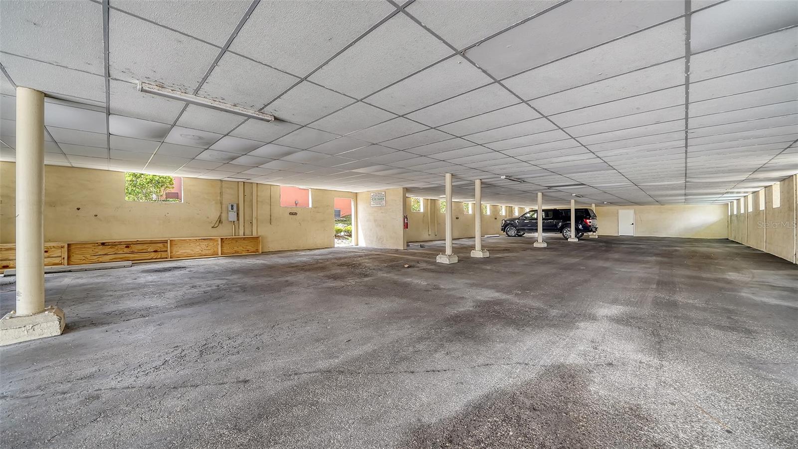 Image 44 of 58 For 9034 Midnight Pass Road 6