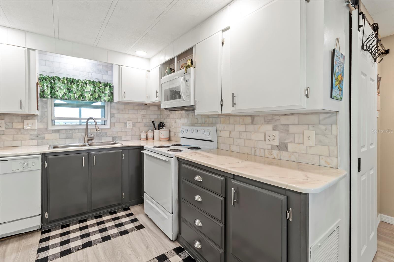 Image 8 of 44 For 214 Leisure Way