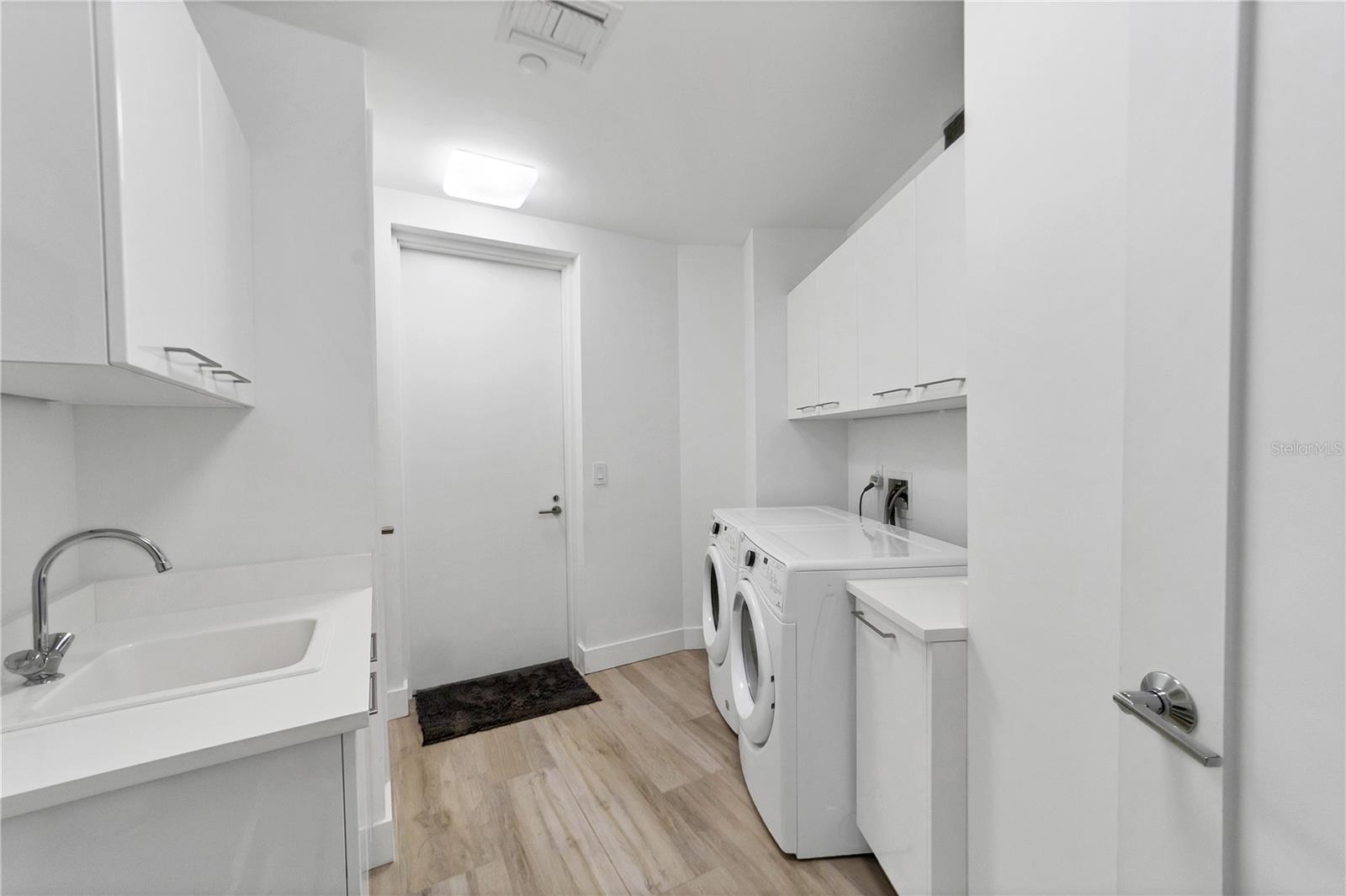 Image 29 of 41 For 1155 Gulfstream Avenue 802