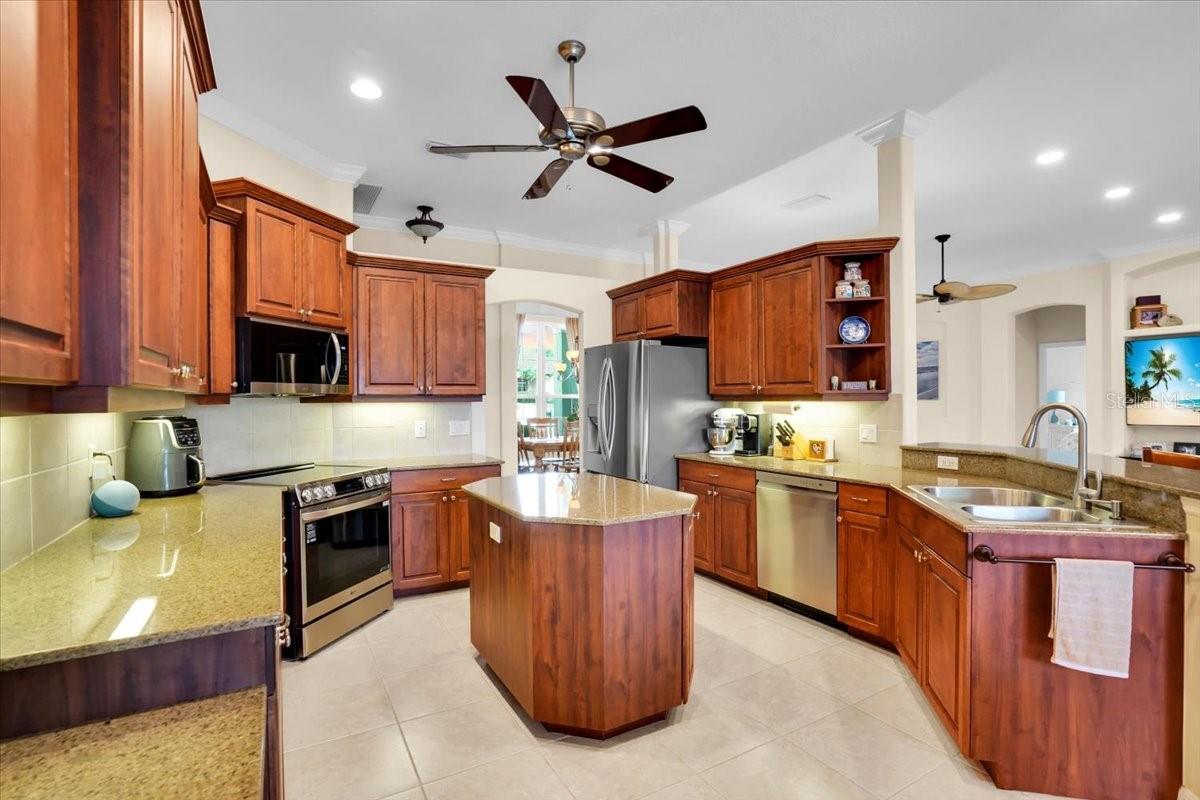 Image 15 of 49 For 3336 Lakeside Circle