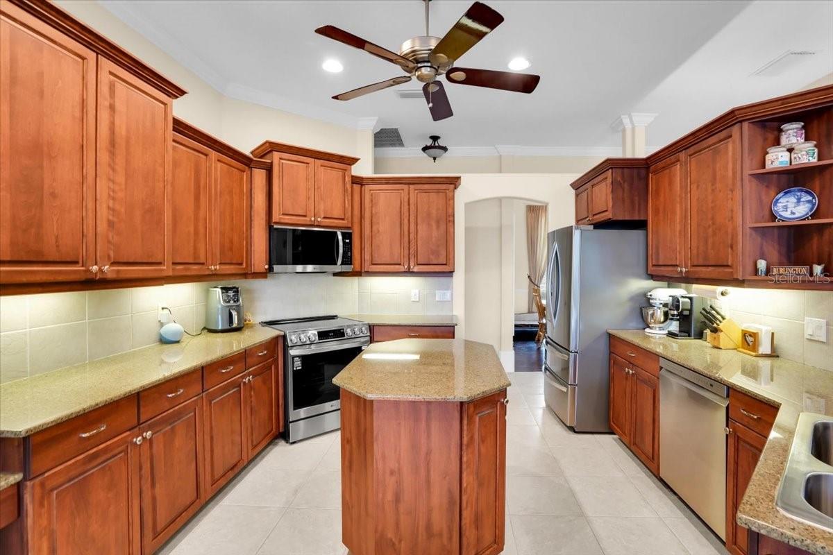 Image 18 of 49 For 3336 Lakeside Circle