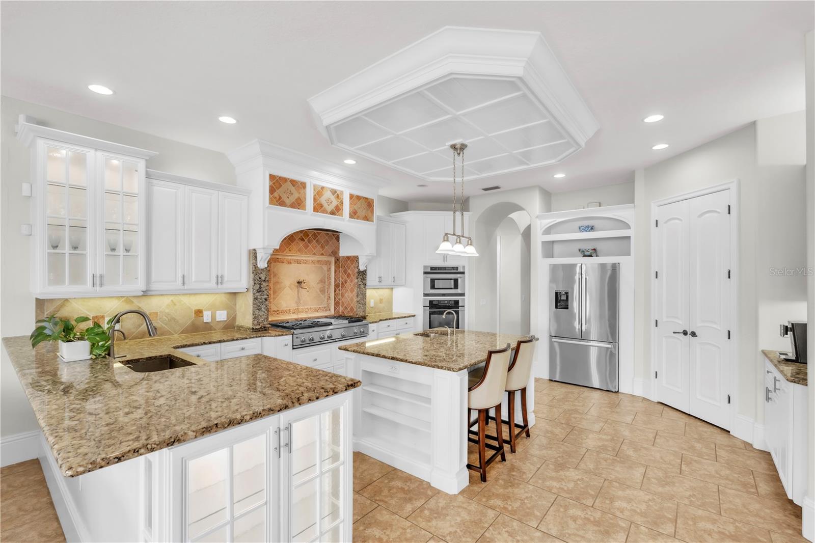 Listing photo id 8 for 805 3rd Street E