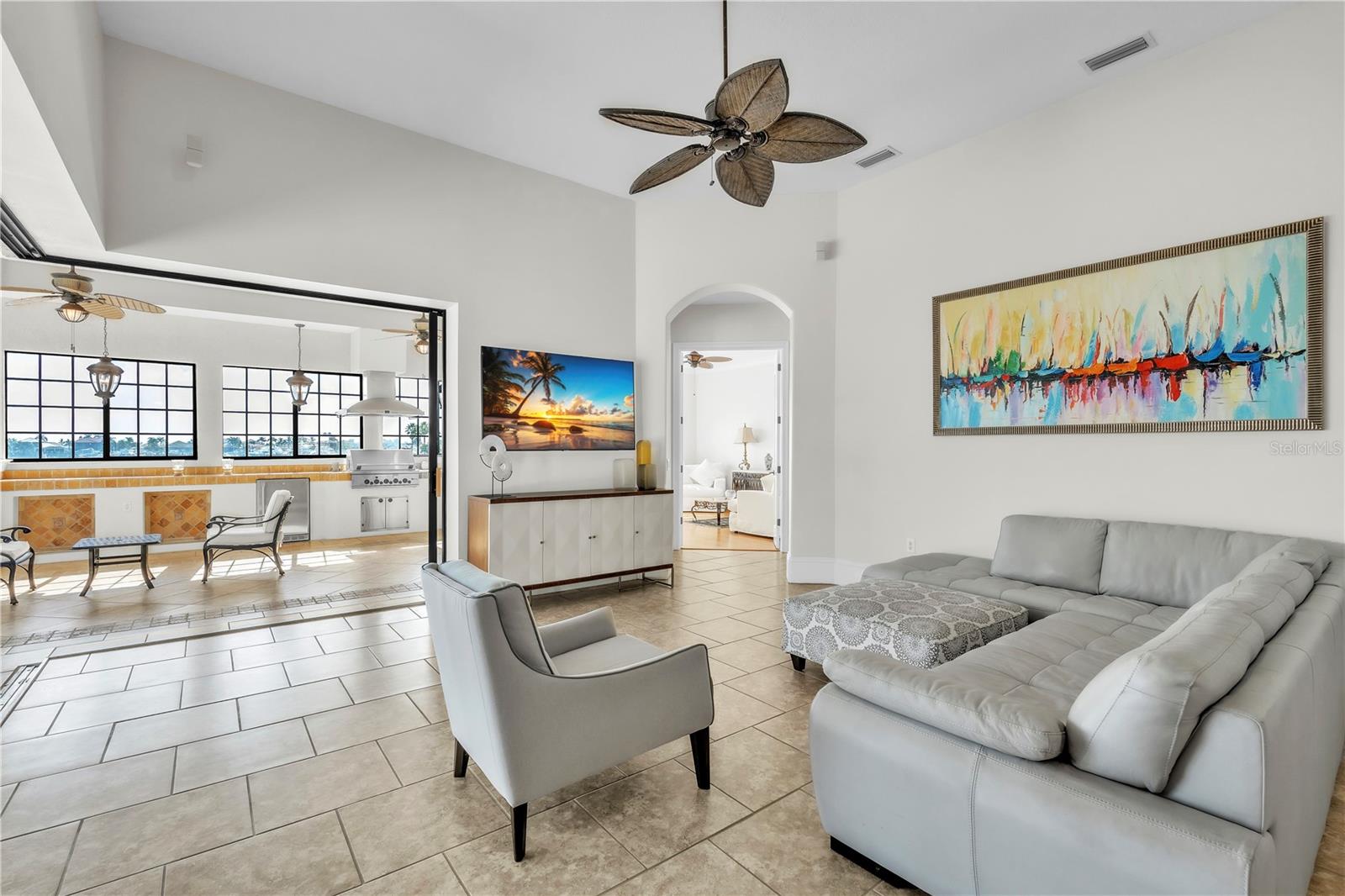 Listing photo id 10 for 805 3rd Street E