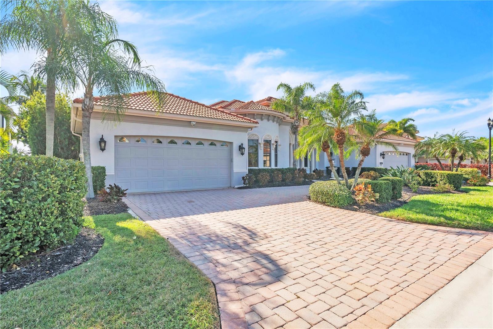 Listing photo id 0 for 805 3rd Street E