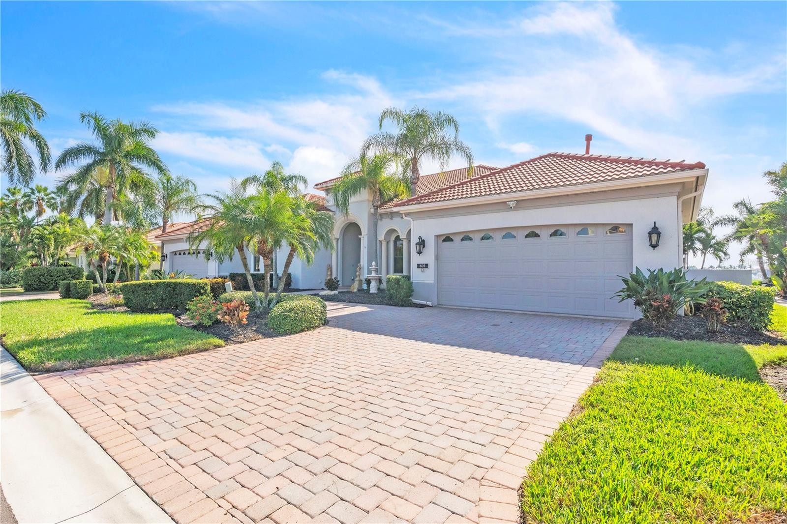 Listing photo id 1 for 805 3rd Street E