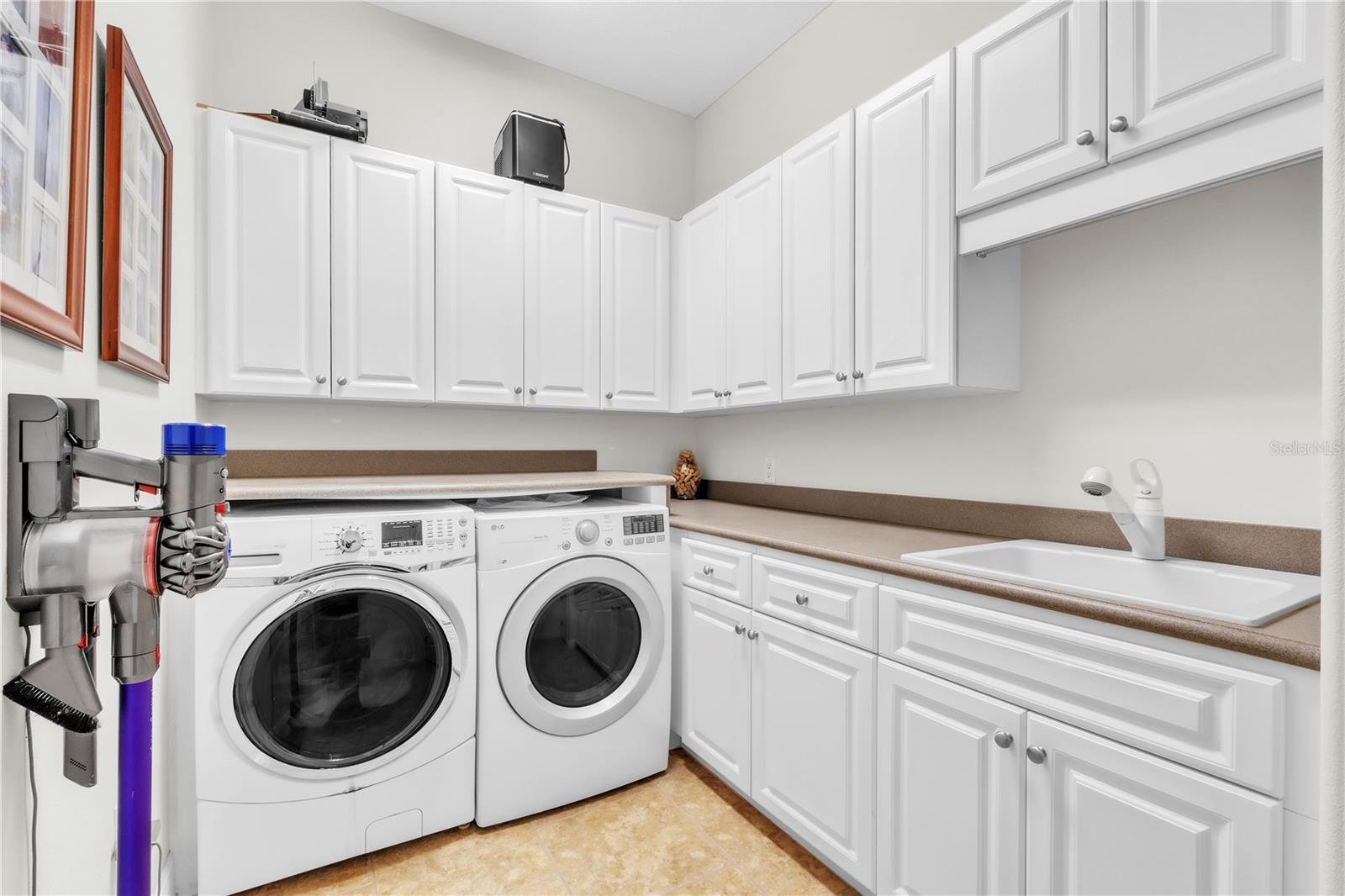 Listing photo id 31 for 805 3rd Street E