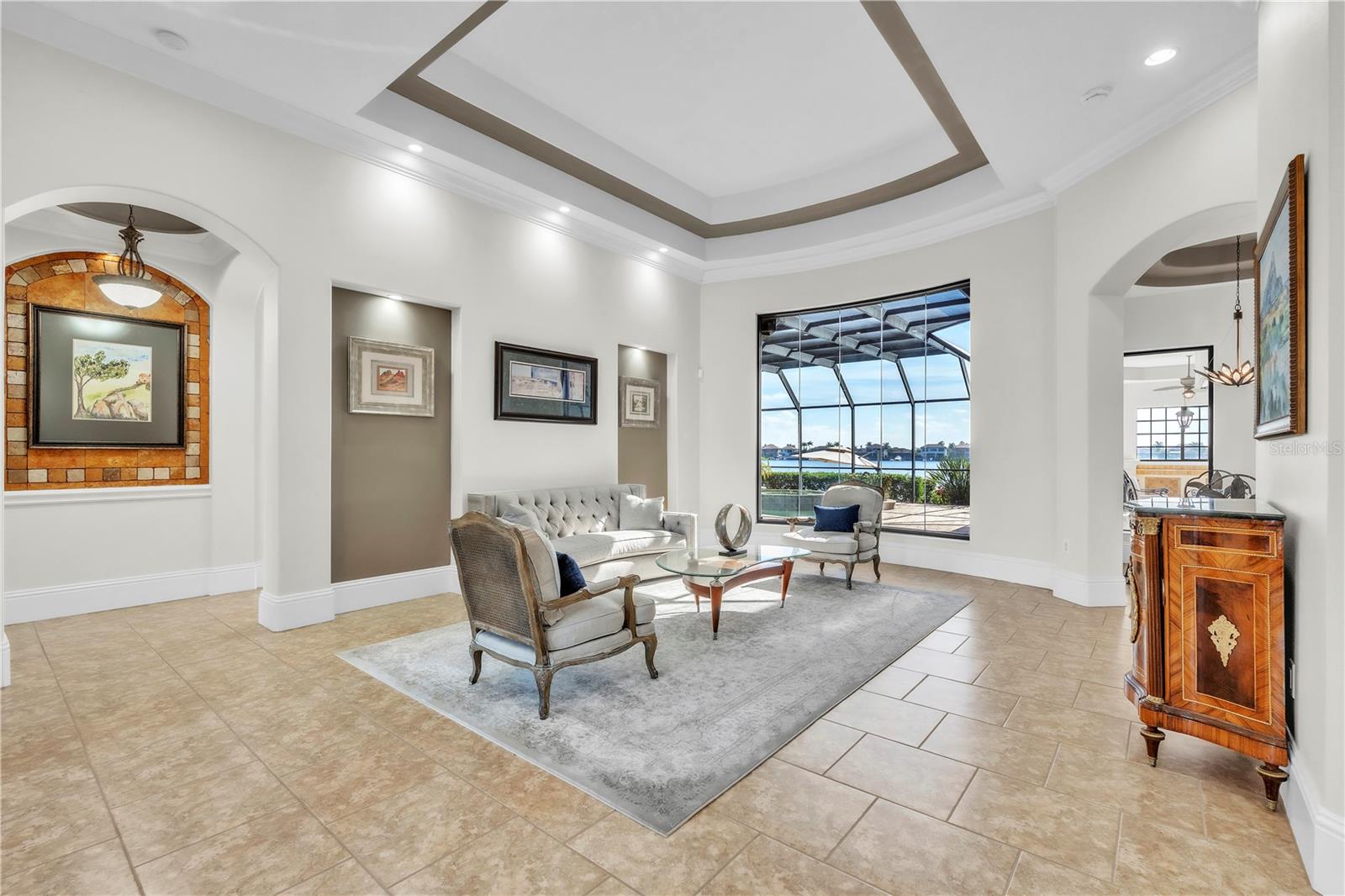 Listing photo id 2 for 805 3rd Street E