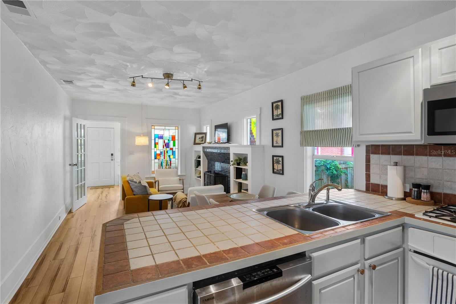 Image 17 of 26 For 918 16th Street W