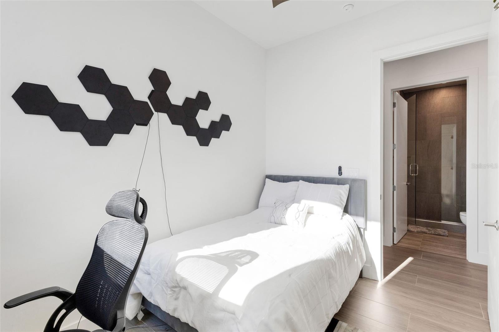 Image 31 of 55 For 33 Palm Avenue 1503