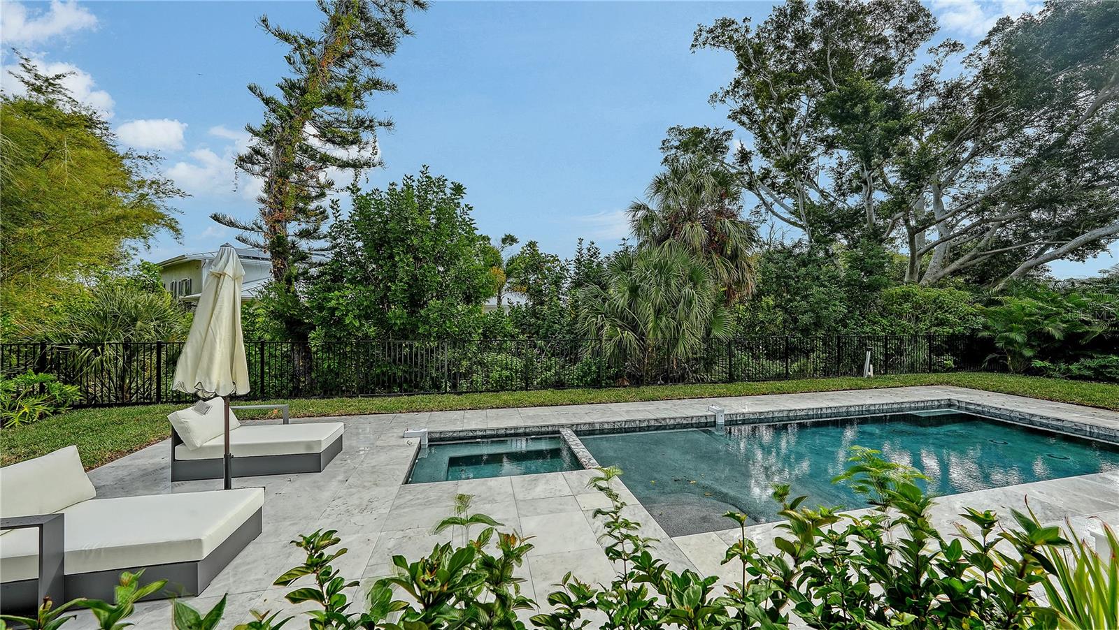 Image 16 of 57 For 656 Tropical Circle