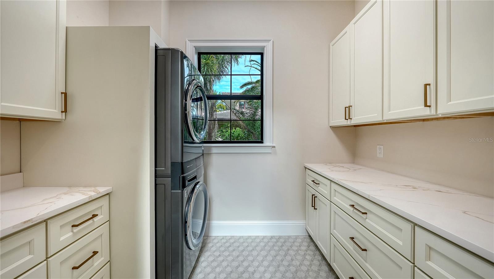 Image 42 of 57 For 656 Tropical Circle