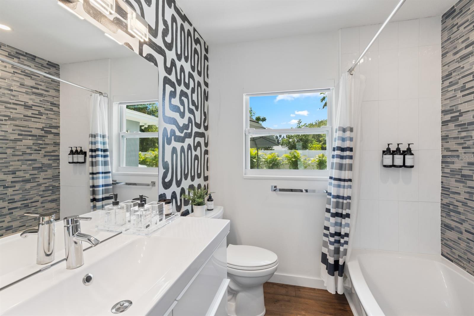 Image 17 of 28 For 2160 Sunnyside Place