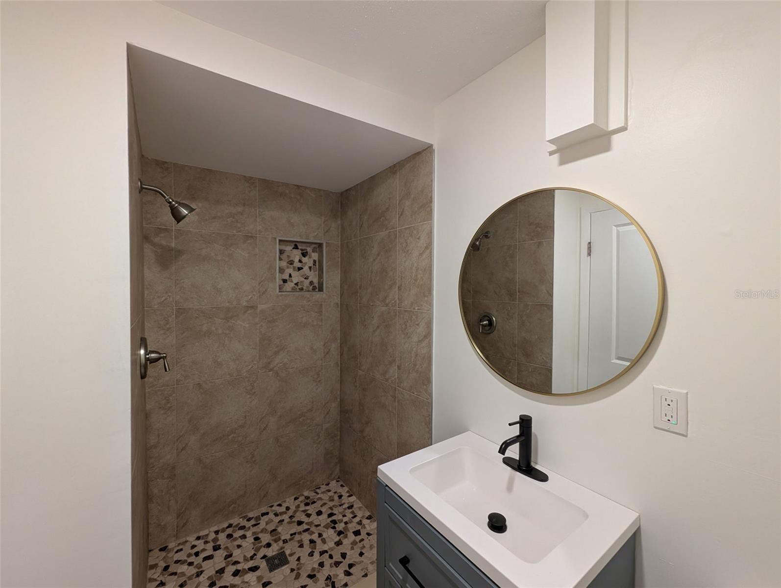 Image 7 of 10 For 2031 Maid Marian Lane