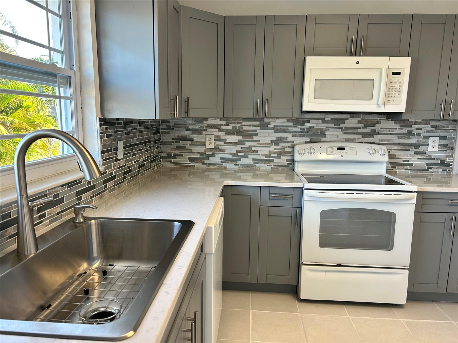 Image 14 of 30 For 8611 51st Avenue W