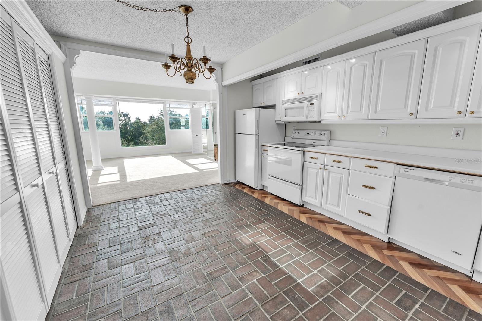 Image 10 of 33 For 33 Gulfstream Avenue 401