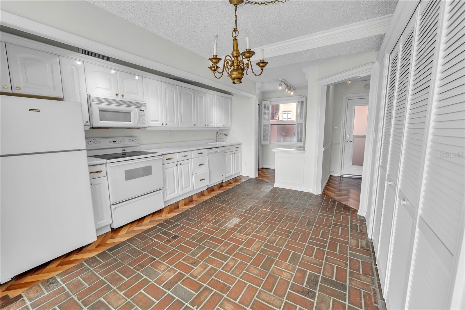 Image 12 of 33 For 33 Gulfstream Avenue 401