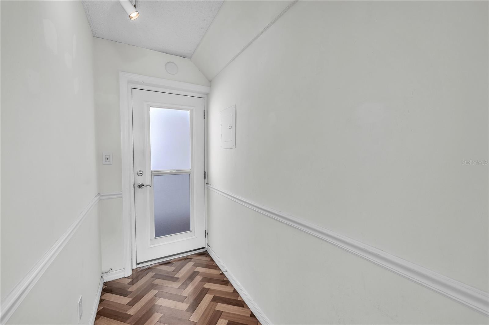 Image 25 of 33 For 33 Gulfstream Avenue 401