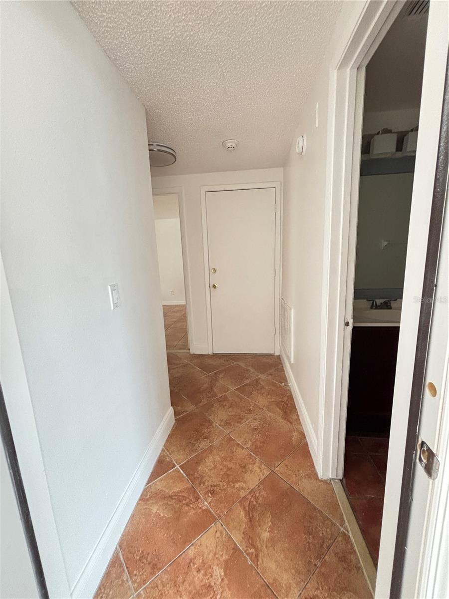 Image 18 of 37 For 10101 Springtree Court