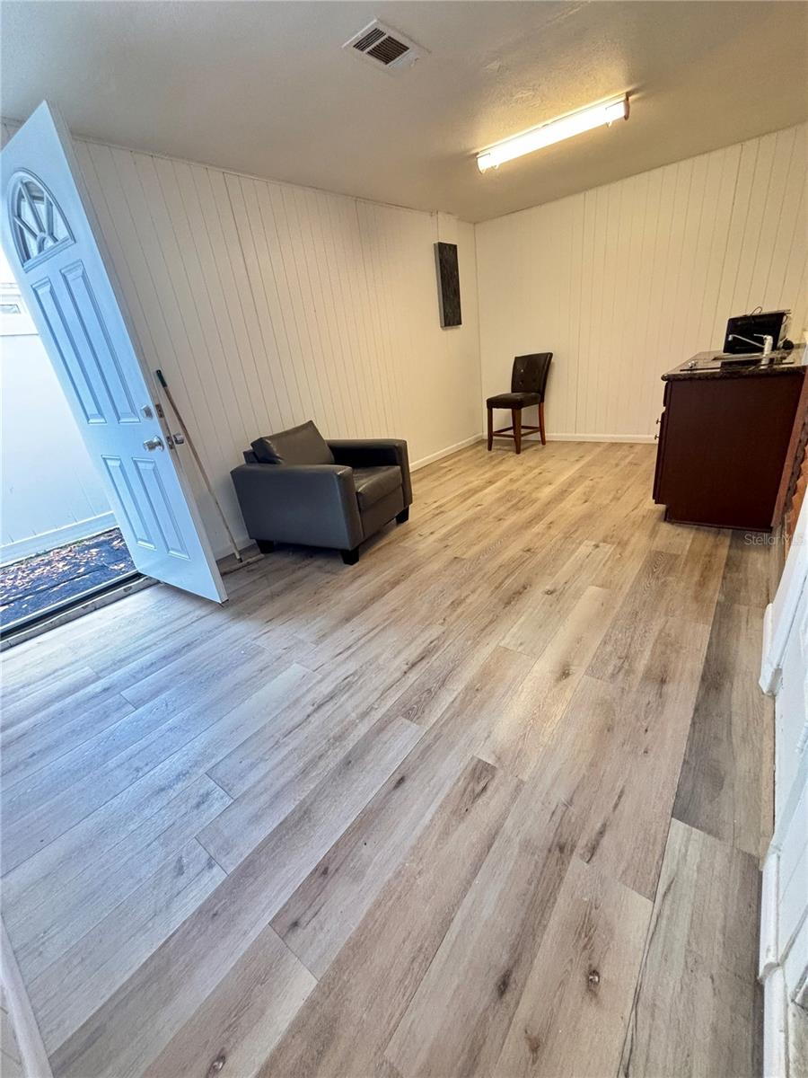 Image 28 of 37 For 10101 Springtree Court